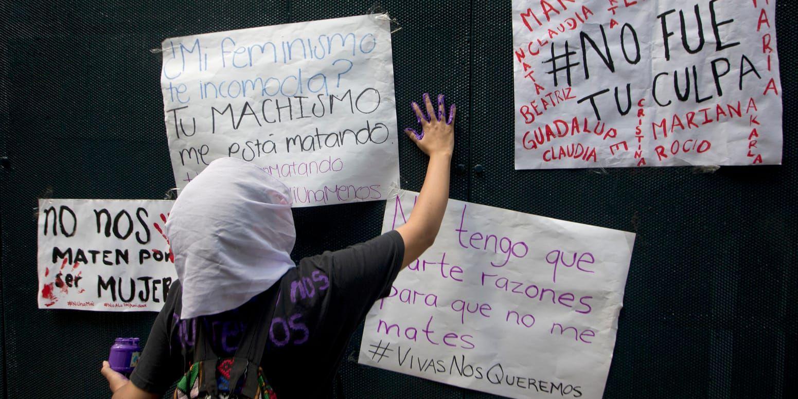 En kvinna i Mexico City protesterar mot våld mot kvinnor i staden. Arkivbild.