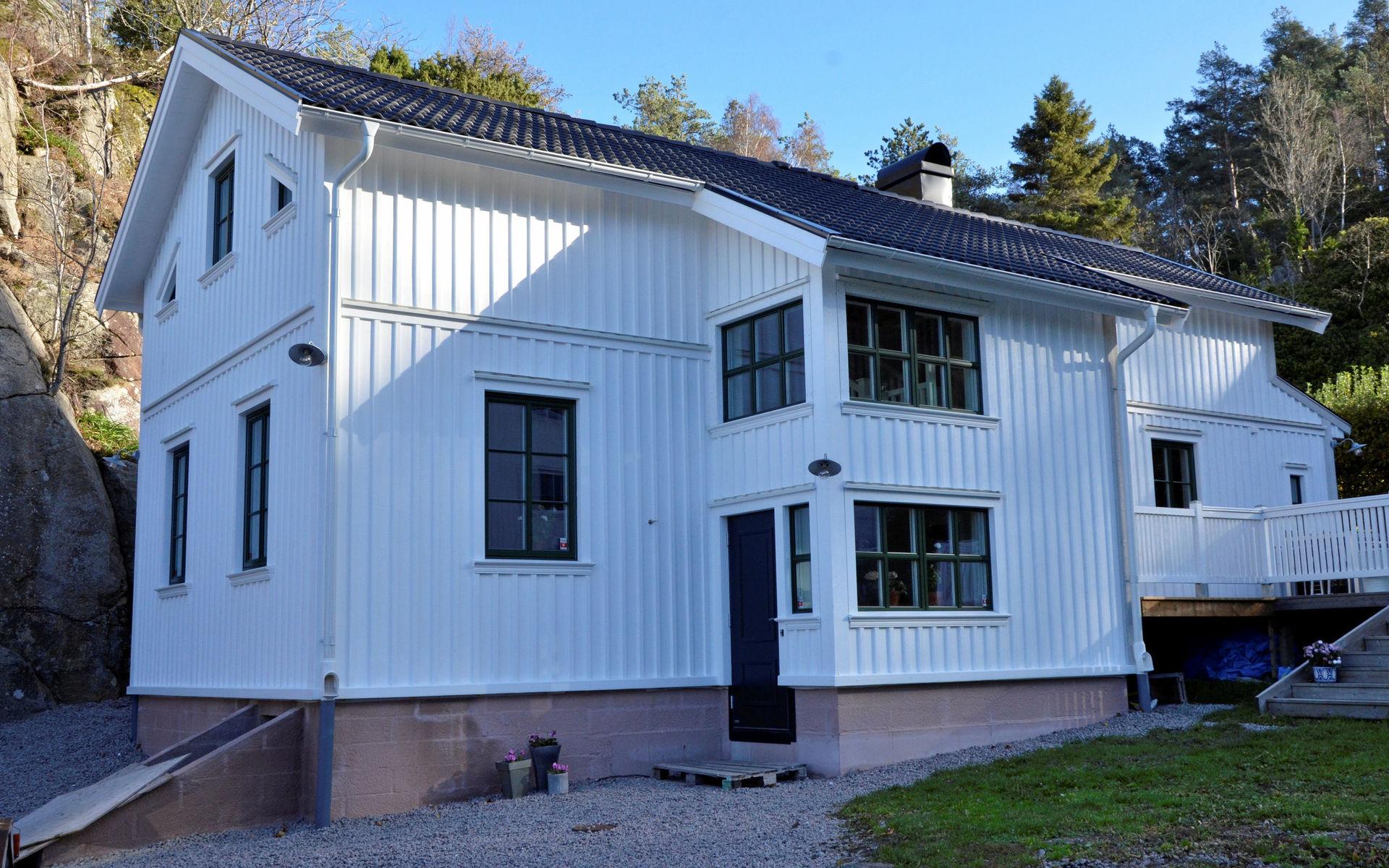 Tureborg 1:108. Äldre bostadshus med ny kostym med bra hantverk. 