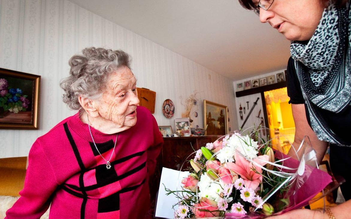 Alice fyller 104 år och uppvaktas av TTELA:s familjeredaktör Susanne Engdahl-Jensen. Bild: Tomas Fasth
