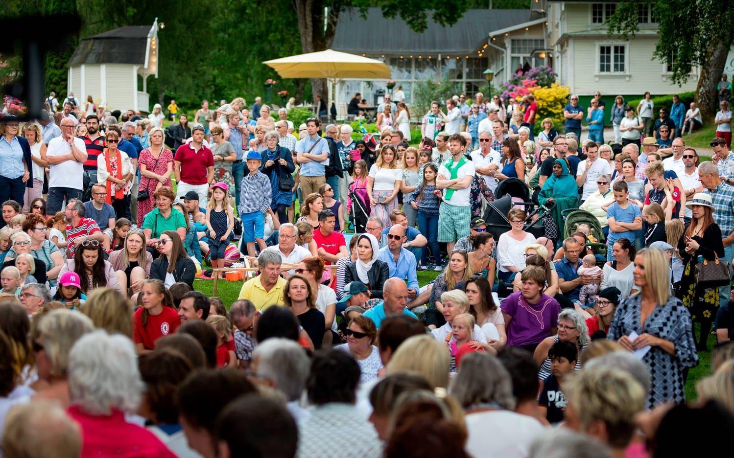 Folkfest. Tusentals personer lockades till Gustafsberg den här varma nationaldagen.