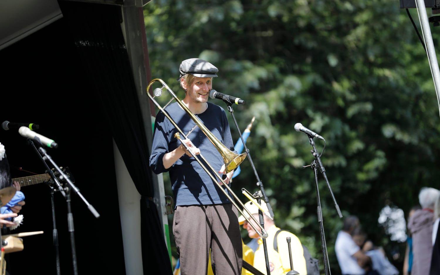 Kristoffer Alehed steppade och spelade trombon.