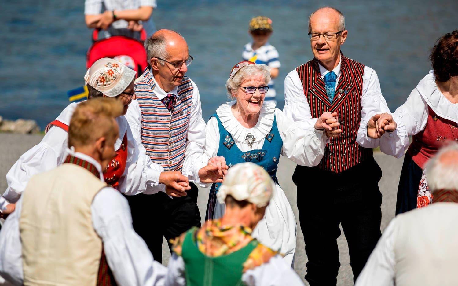 Uddevalla folkdansgille och Ljungskile dansare och spelmän bjöd på traditionell folkdans.