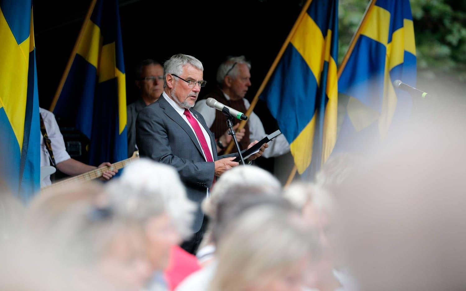 Kommunfullmäktiges ordförande Alf Gillberg (S) delade ut demokratipriset till Uddevalla judoklubb samt en flagga till Svenska jägareförbundet.