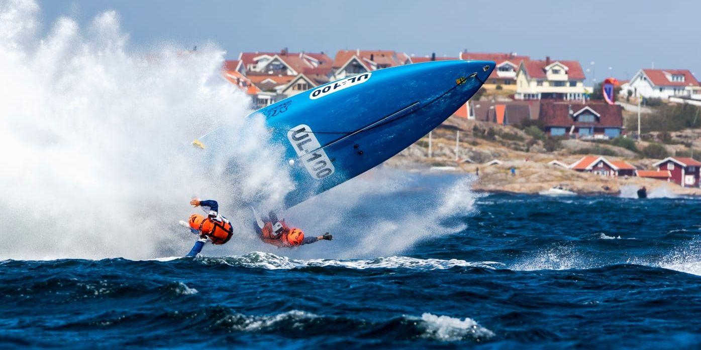 Fredrik Ylikoski och Niklas Rundström när deras båt voltade ute på banan. De gick för totalsegern i tävlingen.