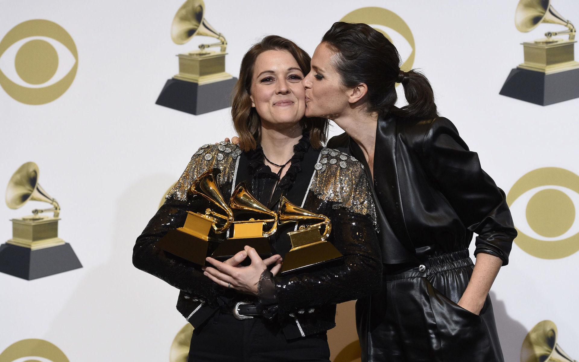 Brandi Carlile fick bland annat pris för årets americana-skiva. Här får hon en puss av Catherine Shepherd.