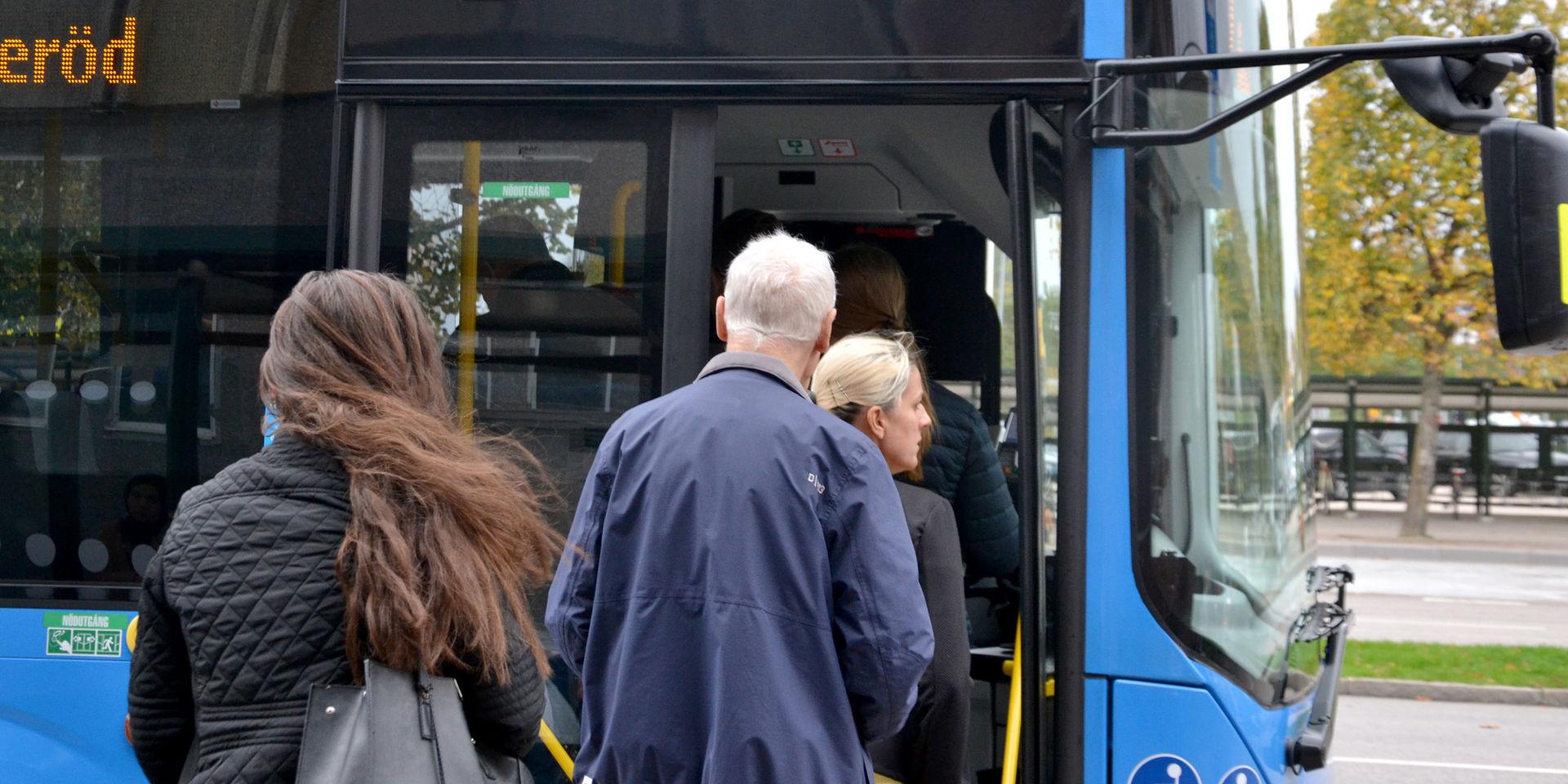 Vad gäller när man går på bussen? Debattören undrar över Västtrafiks biljettregler. 