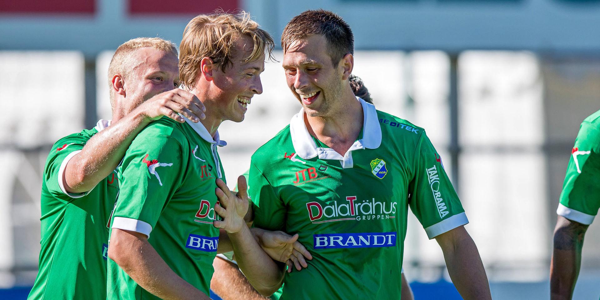 Robin Strömberg (i mitten) gjorde två mål mot Skövde. Det sista, på övertid, gjorde att han gick förbi Eskilsminnes Robin Hofsö i skytteligan i division 1 södra. Totalt stod LSK-forwarden för 20 mål under årets säsong. 