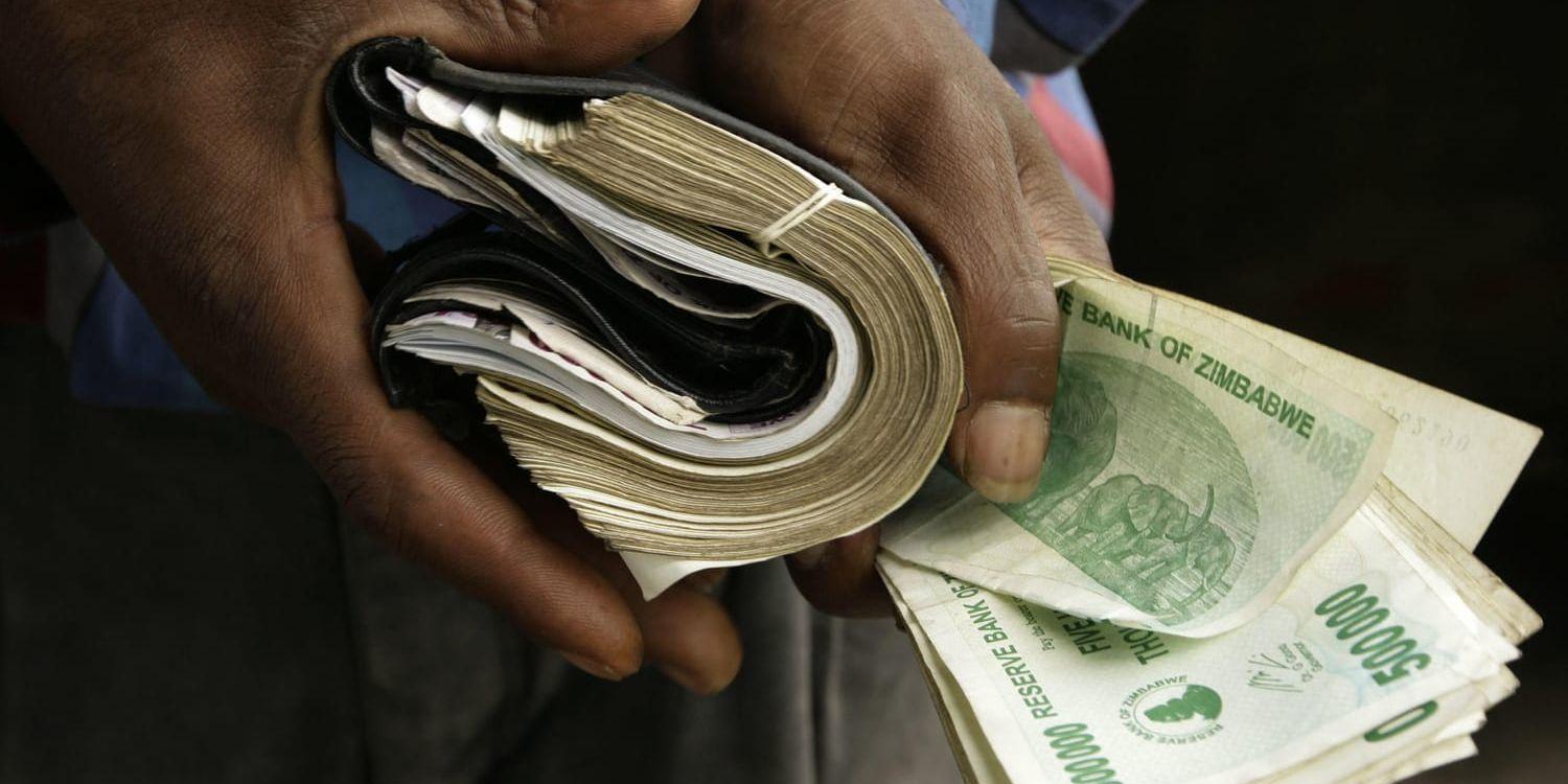 En man i Harare med en överfull plånbok 2008, då ekonomin var i fritt fall. Arkivbild.