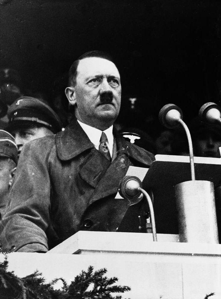 Hitler själv var föga imponerad. Han ska ha beklagat sig inför Albert Speer, ” varför drar vi hela världens uppmärksamhet till det faktum att vi inte har något förflutet att tala om. ”
