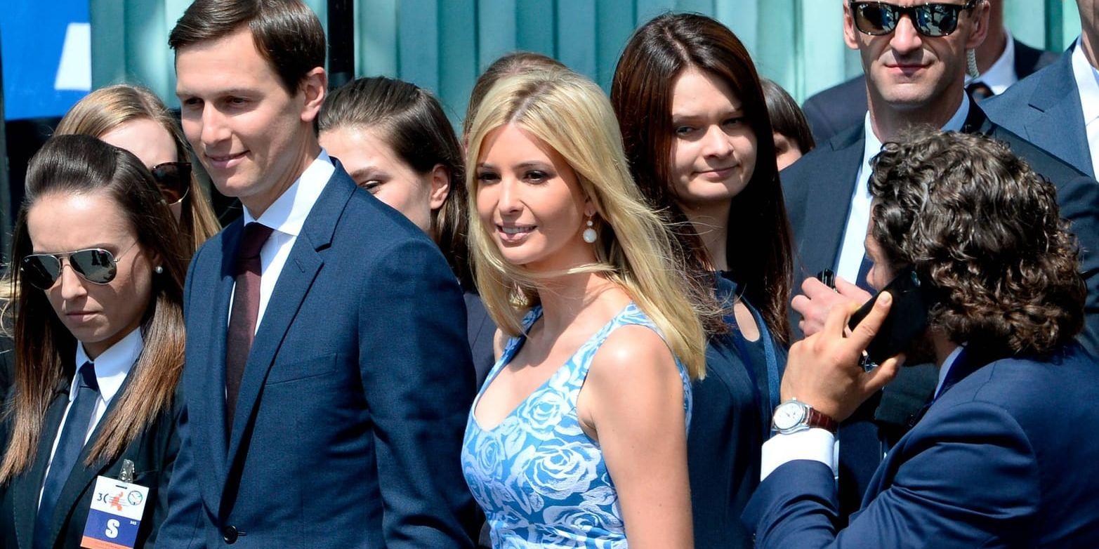 Ivanka Trump och hennes make Jared Kushner (till vänster) under den amerikanske presidenten Donald Trumps besök i Polen i början av juli.