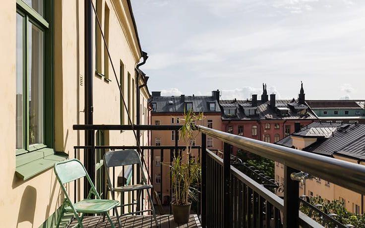 "Tänk att kunna ta en kopp te eller ett gott glas vin på den soliga balkongen.", säger Niklas Berntzon, mäklare. Foto: ESNY