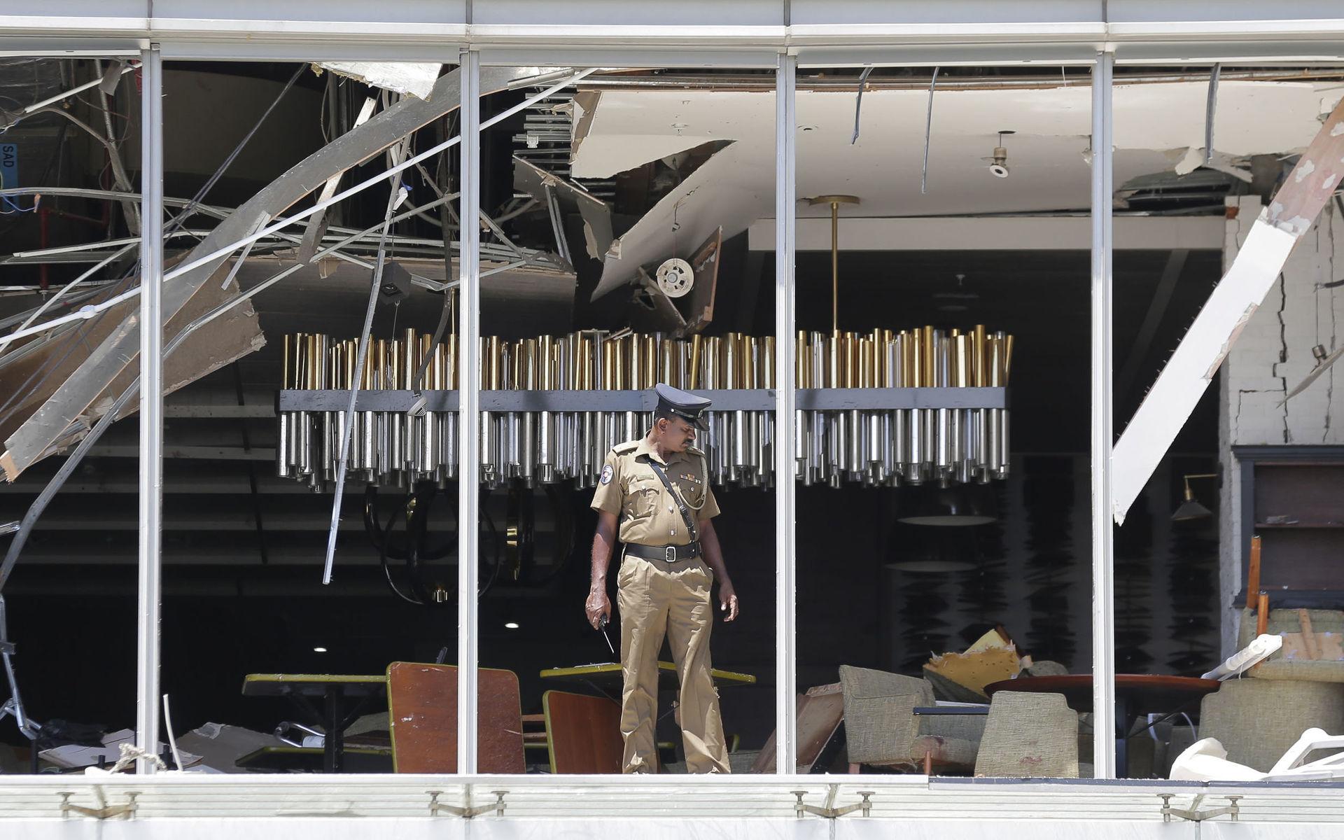 Hotellet Shangri-la i Colombo utsattes även det för ett attentat. En polis undersöker platsen för bomben.