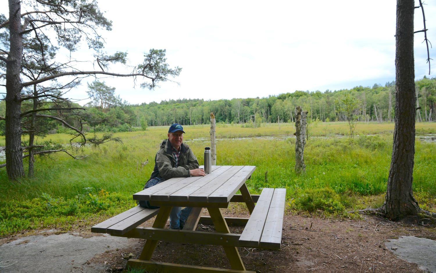 Vårdar reservaten. Lars Jacobsson, naturvårdare på Västkuststiftelsen, har arbetat med skogar i hela sitt yrkesliv. Bild: Karina Hansson