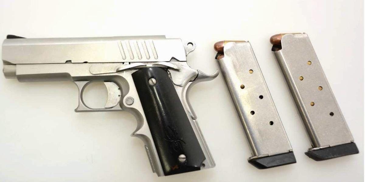 Vid husrannsakan hittades bland annat en halvautomatisk pistol.