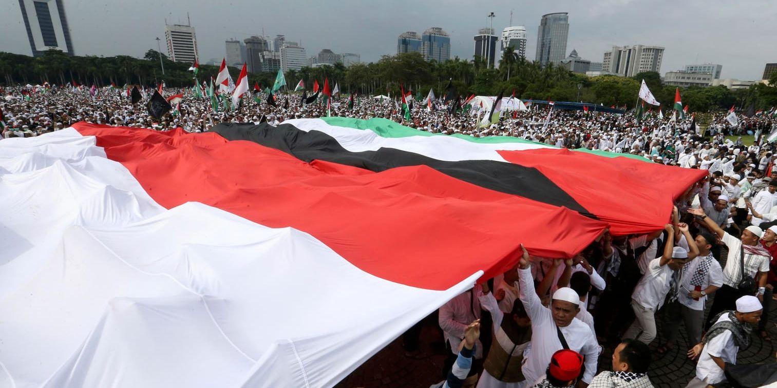 Demonstranter med indonesiska och palestinska flaggor under protesten mot USA:s beslut att erkänna Jerusalem som Israels huvudstad.