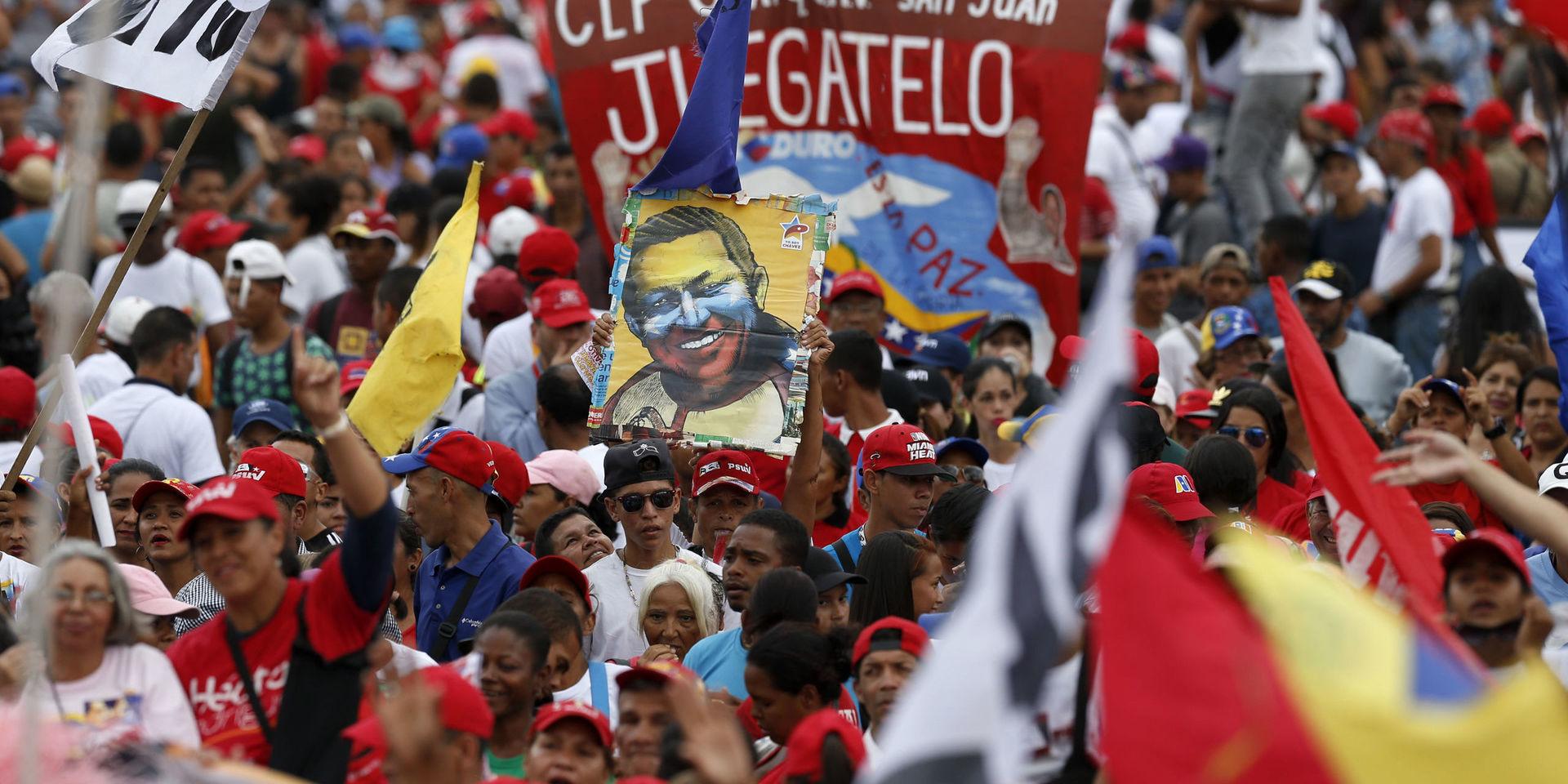 Valrörelse. Anhängare av Maduro och förre presidenten Chavez demonstrerar. 
