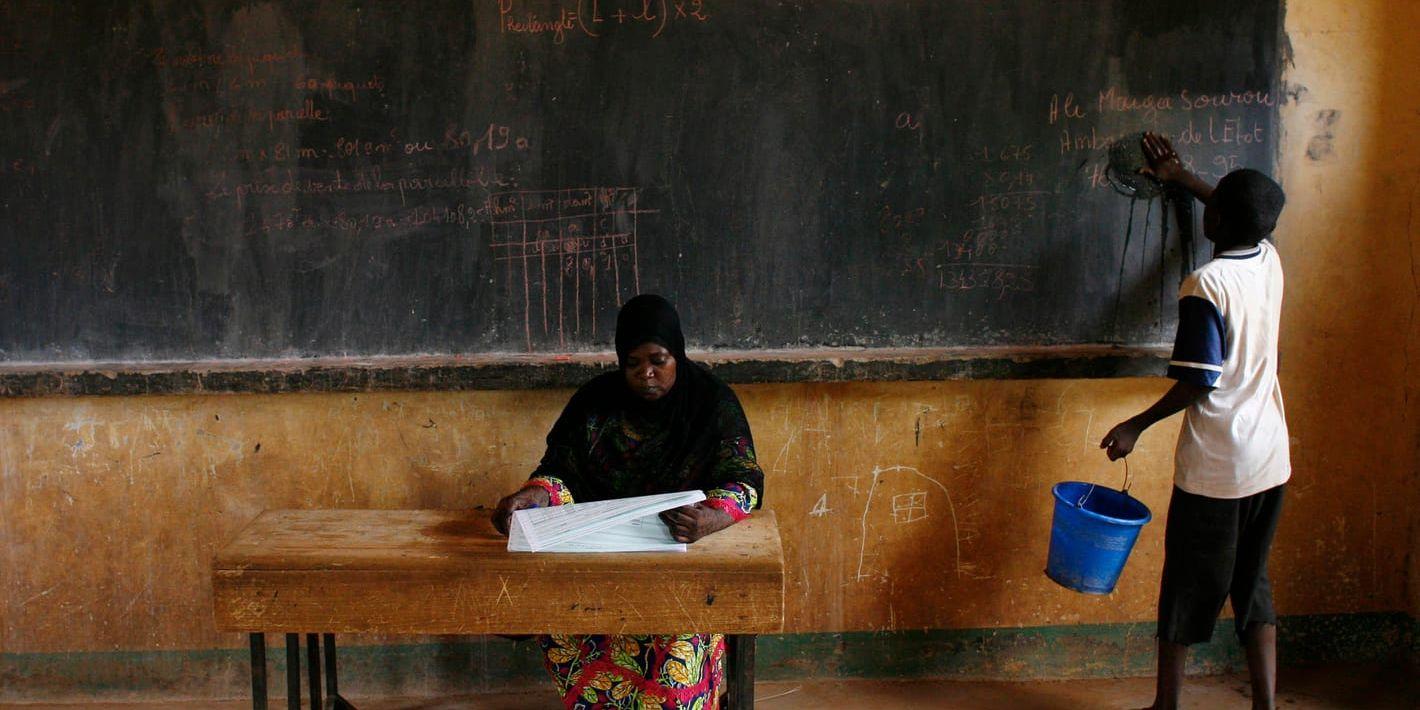Omkring hundra skolor har tvingats ställa in lektioner eller stänga helt. Bilden är tagen i en skola i Niamey, Niger 2009. Arkivbild.