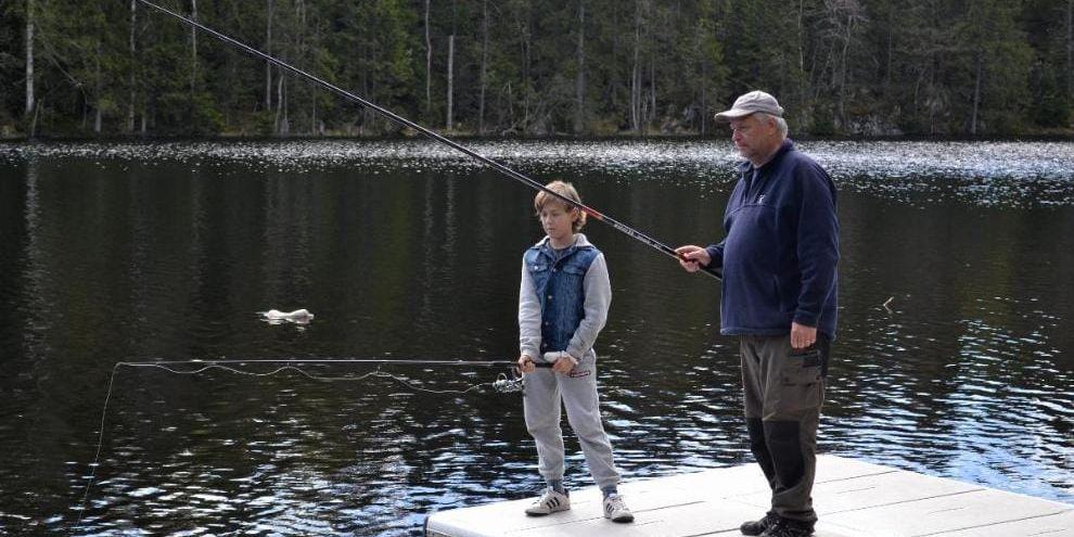 Prova på dag. Erik Jansson, till vänster, var en av dem som provade på att fiska när Uddevalla sportfiskeförening arrangerade den stora metaredagen. Till höger syns Tommy Gustavsson.