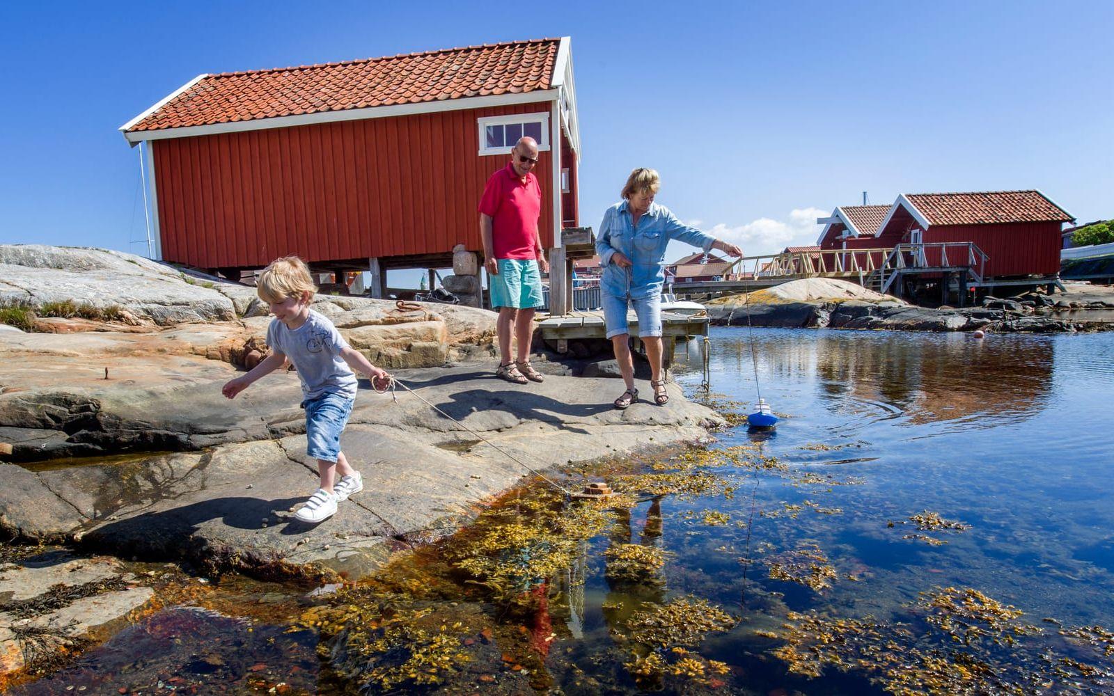 Båtlek med barnbarnet Hugo. Lena och Ulf Adelsohn. Bild: Lasse Edwartz