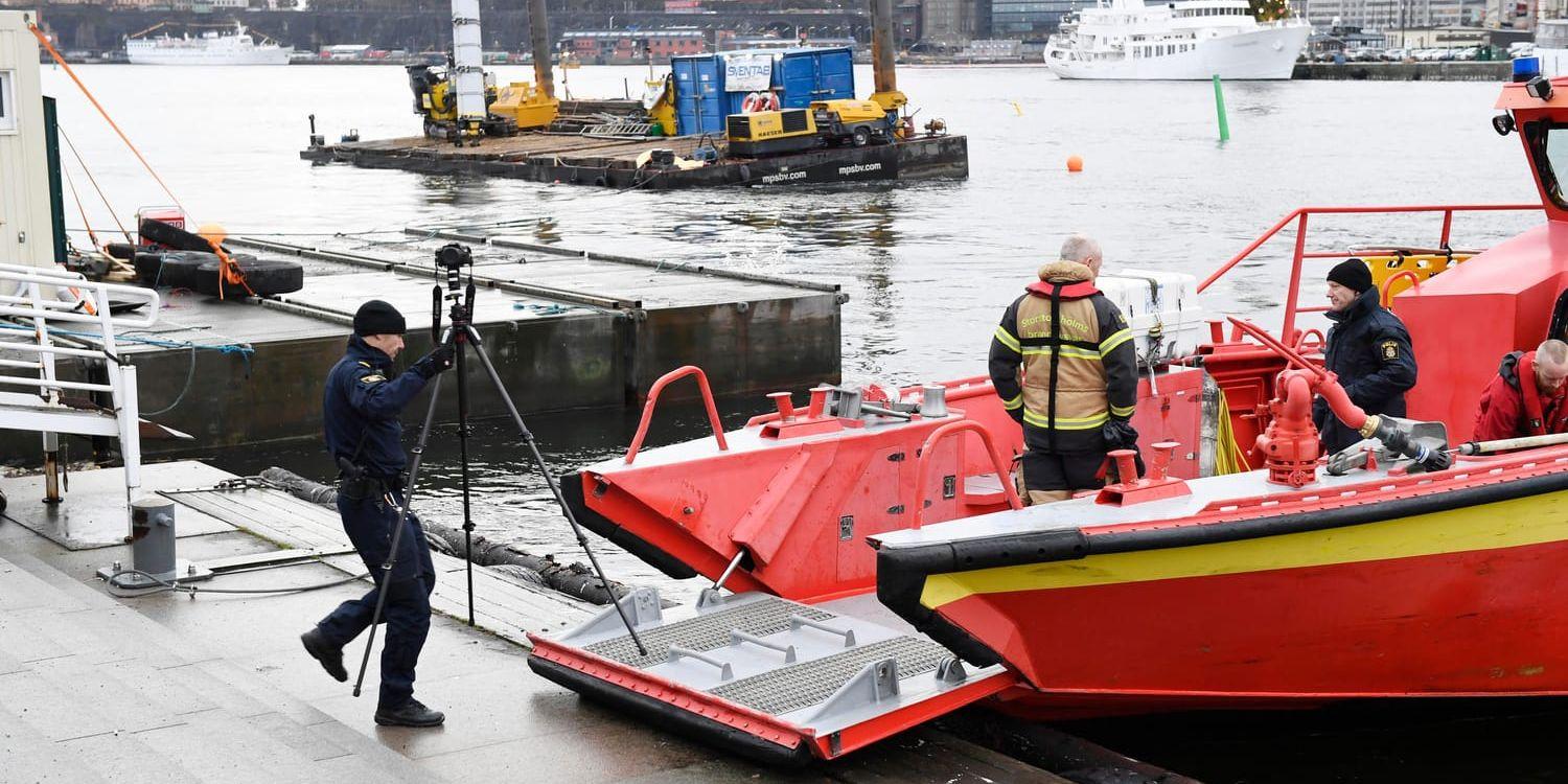 Polisens tekniker på väg ut i en brandbåt mot en ponton utanför Nationalmuseum i Stockholm.