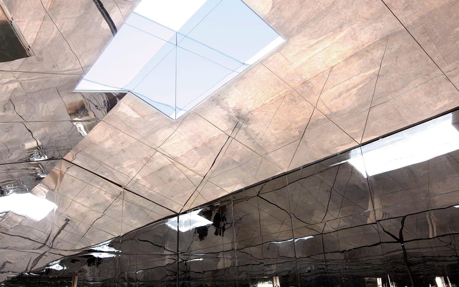 Här reflekteras golvet i det spegelbeklädda taket. Foto: Dakota Higgins
