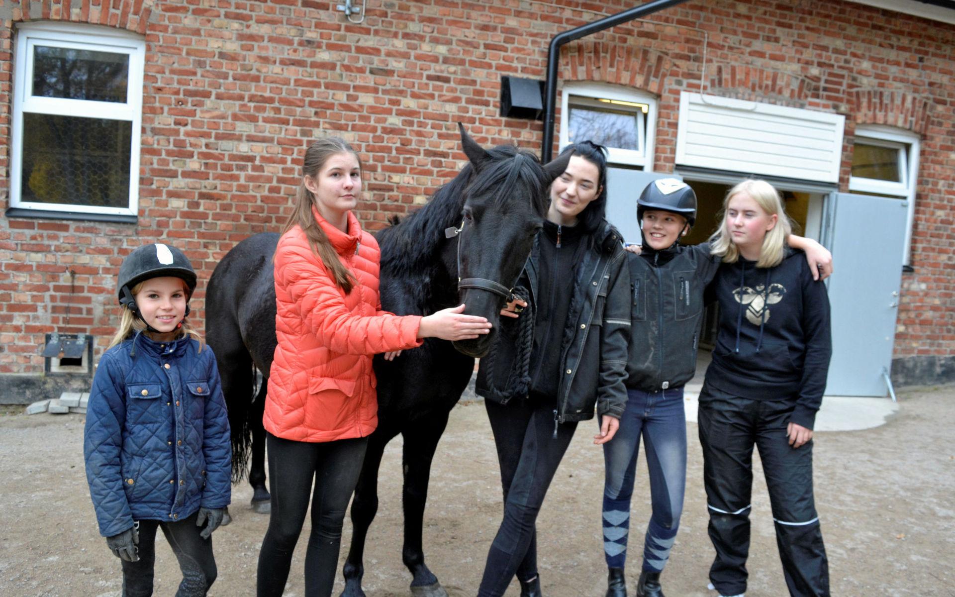 Ponnyn Blackie har sällskap av Hannah Lindskog, Noomi Jacks, Noah Gustafsson, Ebba och Johanna Wester.