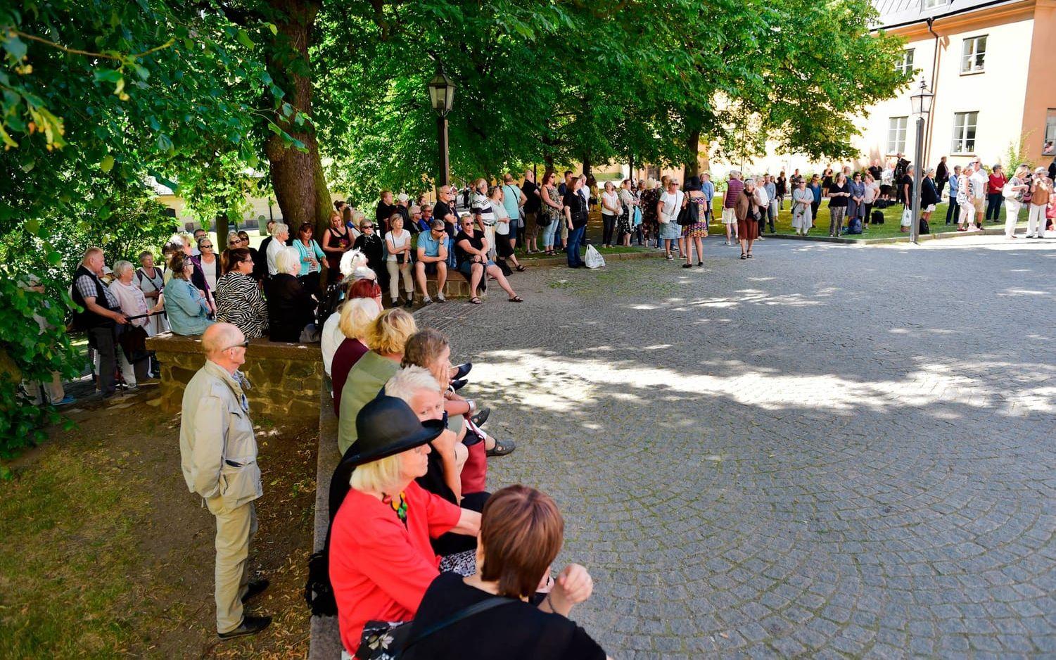 Mängder av människor samlades vid Katarina kyrka på Södermalm i Stockholm. Foto: TT