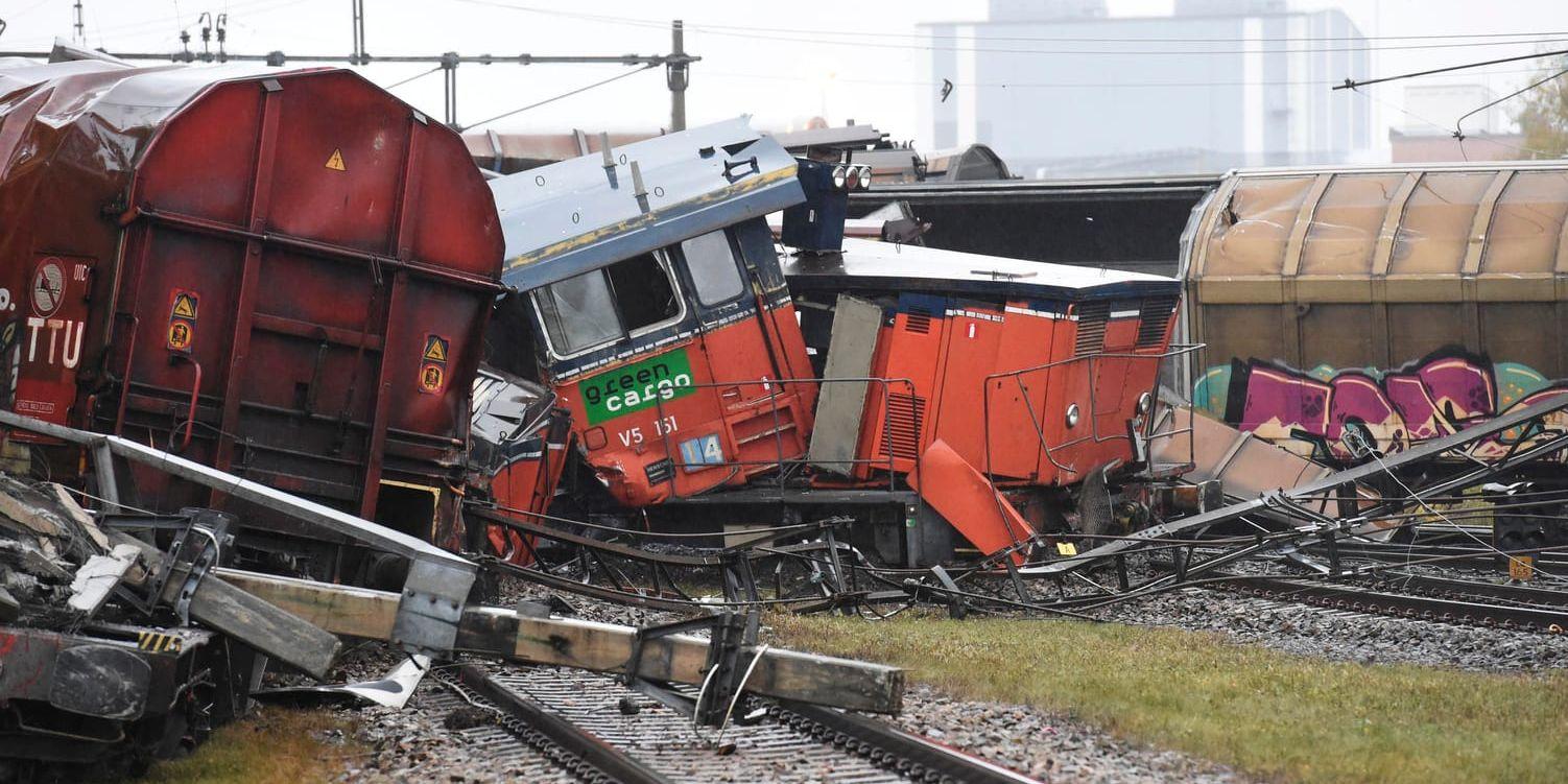 Ett godståg spårade ur vid tågstationen i Ludvika. Tio av tågets 36 vagnar ligger över fem spår och orsakar stopp i trafiken.