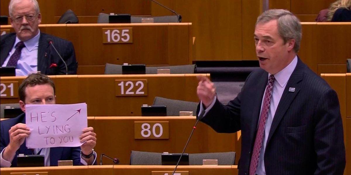 Skyltar med sin politik. Laboursledamoten i Europaparlamentet Seb Dance, visar tydligt (”Han ljuger för er”) vad han tycker om UKIP:s Nigel Farage när denne talar i parlamentet.