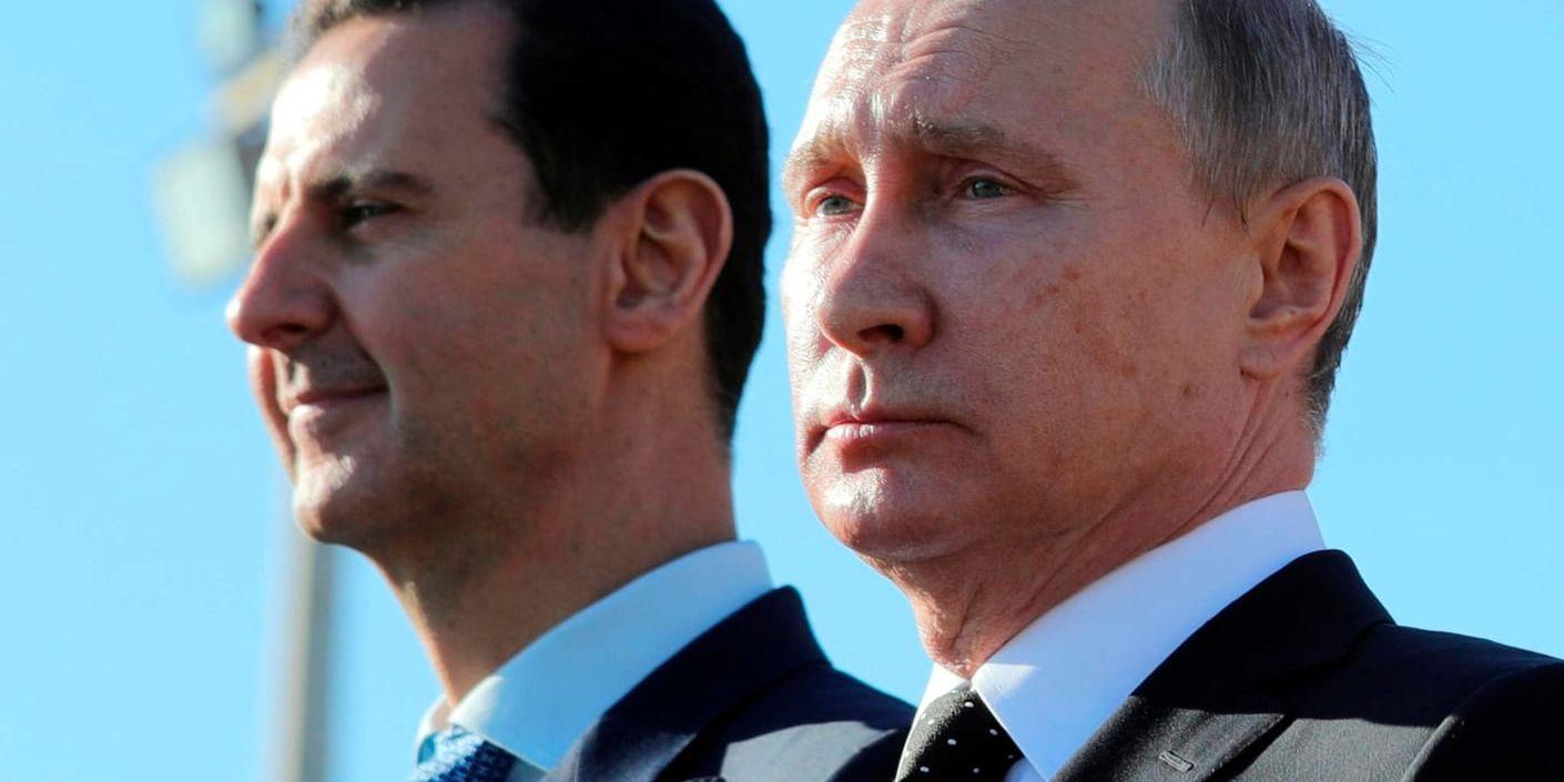 Rysslands president Vladimir Putin (till höger) träffade Syriens president Bashar al-Assad på en rysk flygbas i Syrien.
