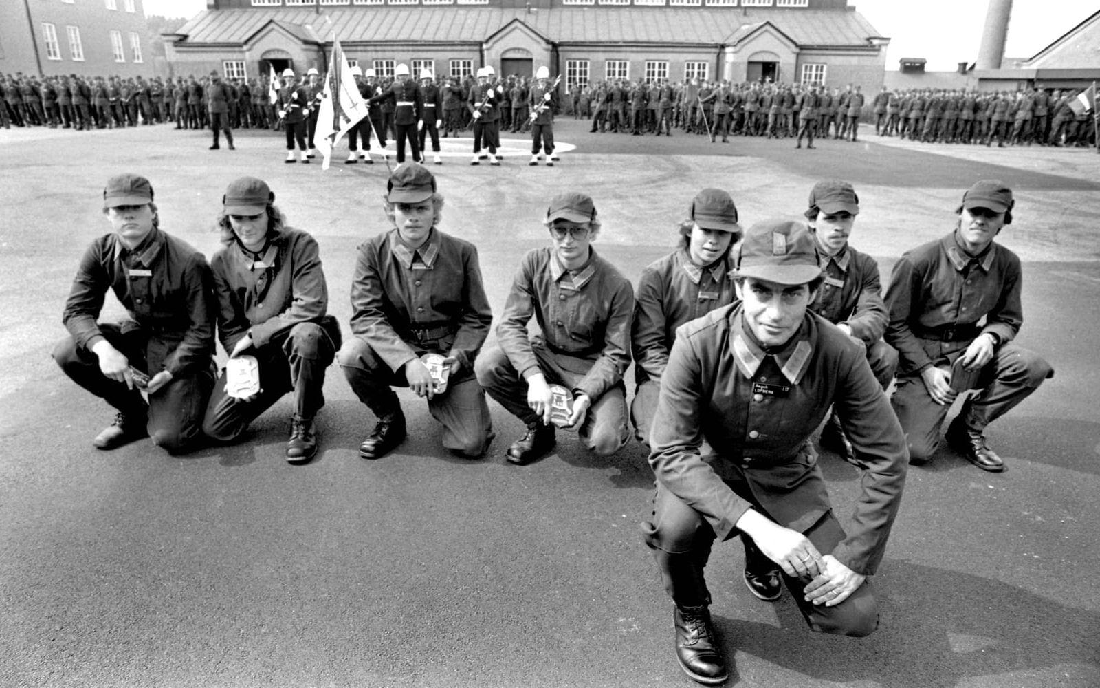 Regementschefen Lars Löfberg ser till muckande soldater 1981. Foto: Lasse Edwartz