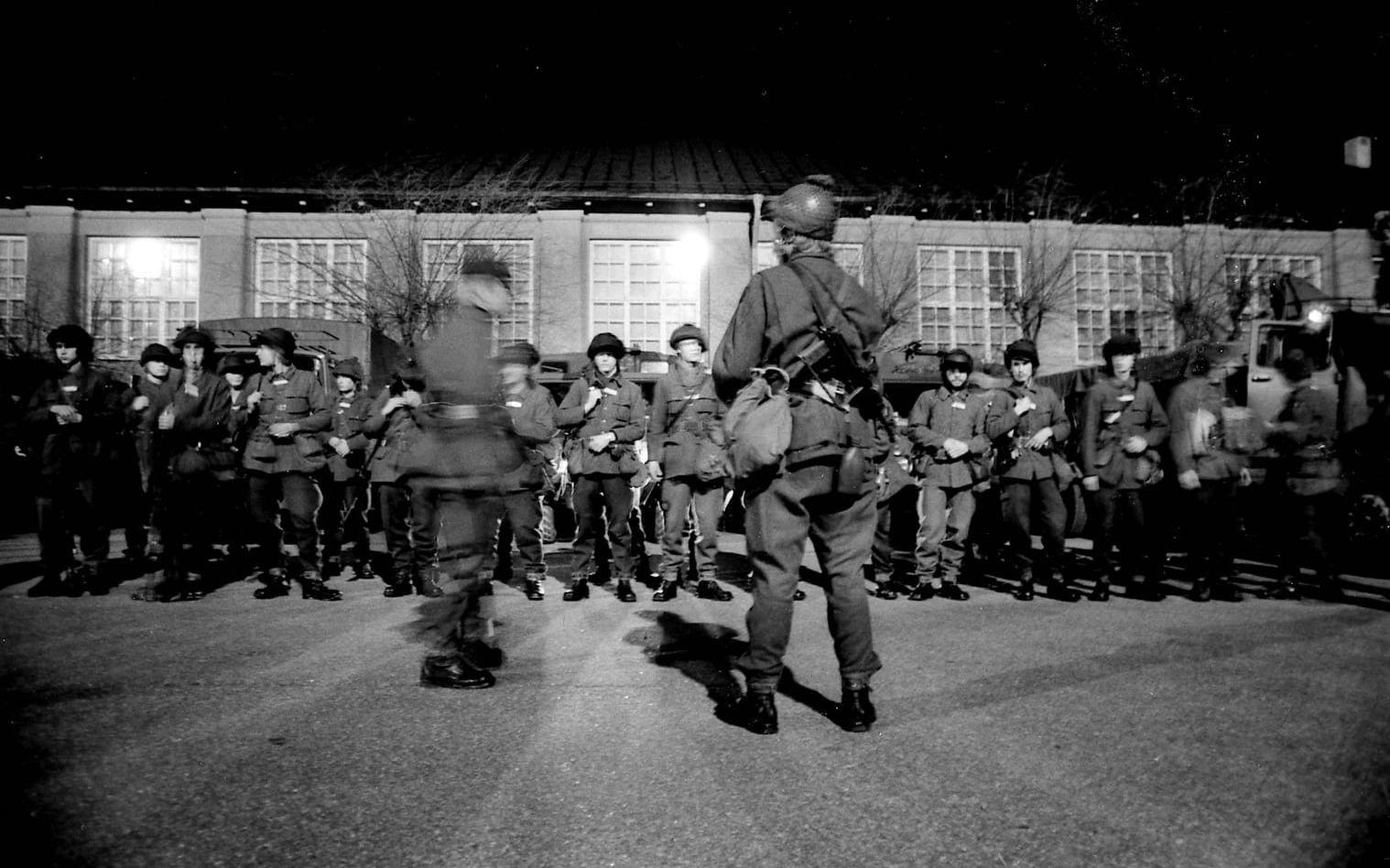 I17 soldater uppställning inför Kirunaresa 1983. Foto: Lasse Edwartz