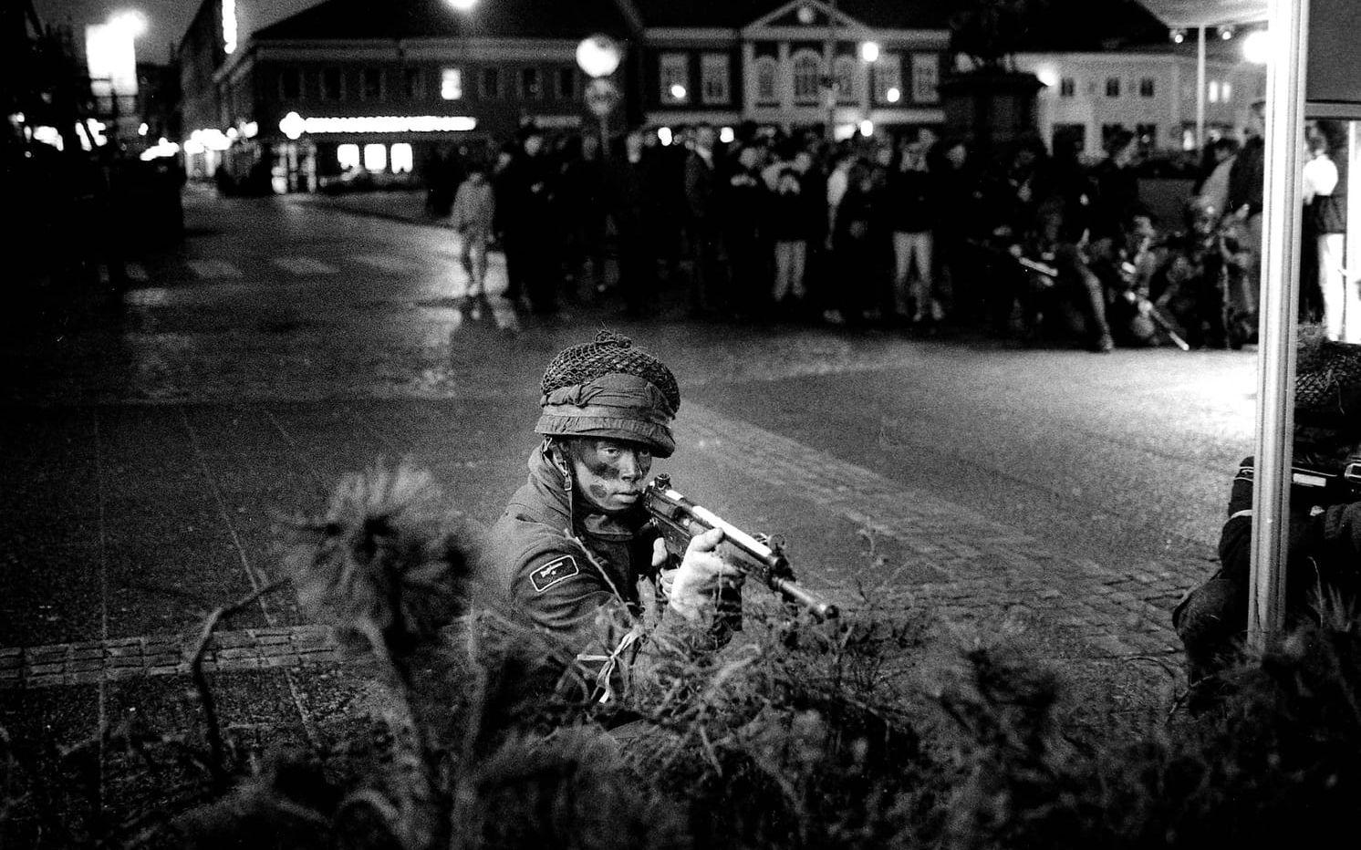 Invasion av centrum i Uddevalla 1990. Foto: Lasse Edwartz