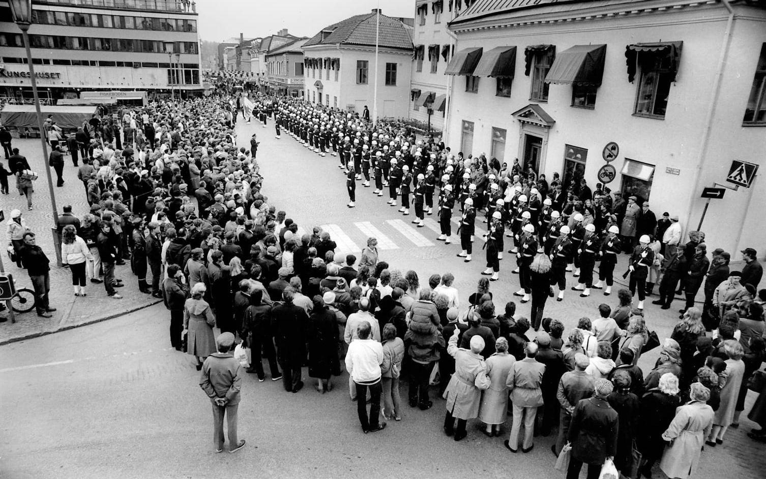 Parad. Bohus Bataljon gör uppvisning i centrum 27 april 1983.