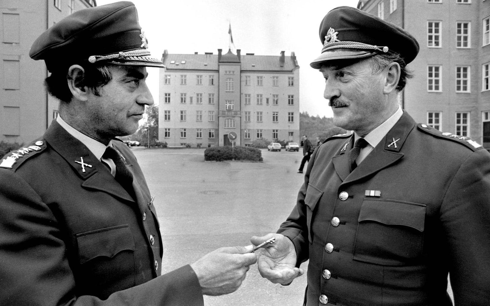Överste Lars Löfberg lämnar nyckeln till nya I17-chefen Arne Rolff 1982. Foto: Lasse Edwartz