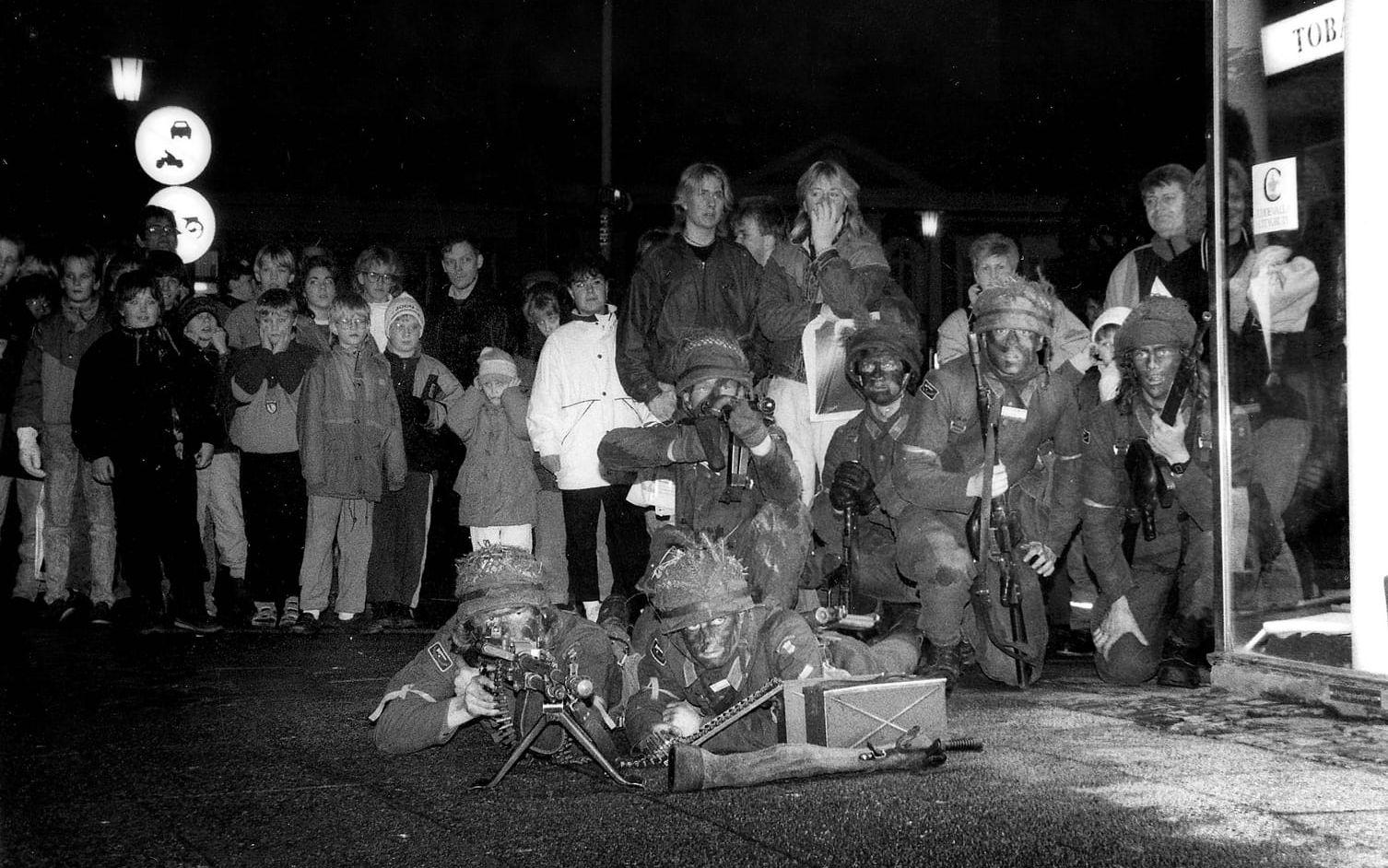 Tredje pluton infanteri invadera Uddevalla centrum 1990. Foto: Lasse Edwartz