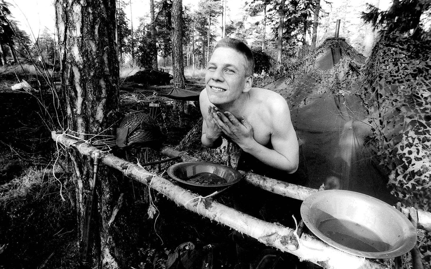 Hygienåtgärd. Frank Höjer från Ljungskile fräschar upp under krigsövning utanför Uddevalla 2710 -87.