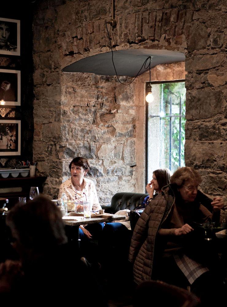 Slane Castle har två stora serveringar: flotta Gandom Room och Brownes Bar dit många lokala förmågor kommer för att ta en pint