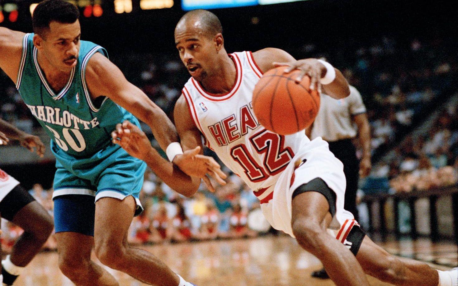 Dell Curry (till vänster i bild) hade en mycket framgångsrik karriär i NBA och när han avslutade karriären gjorde han det som Charlotte Hornets bästa poängplockare genom tiderna. Foto: TT