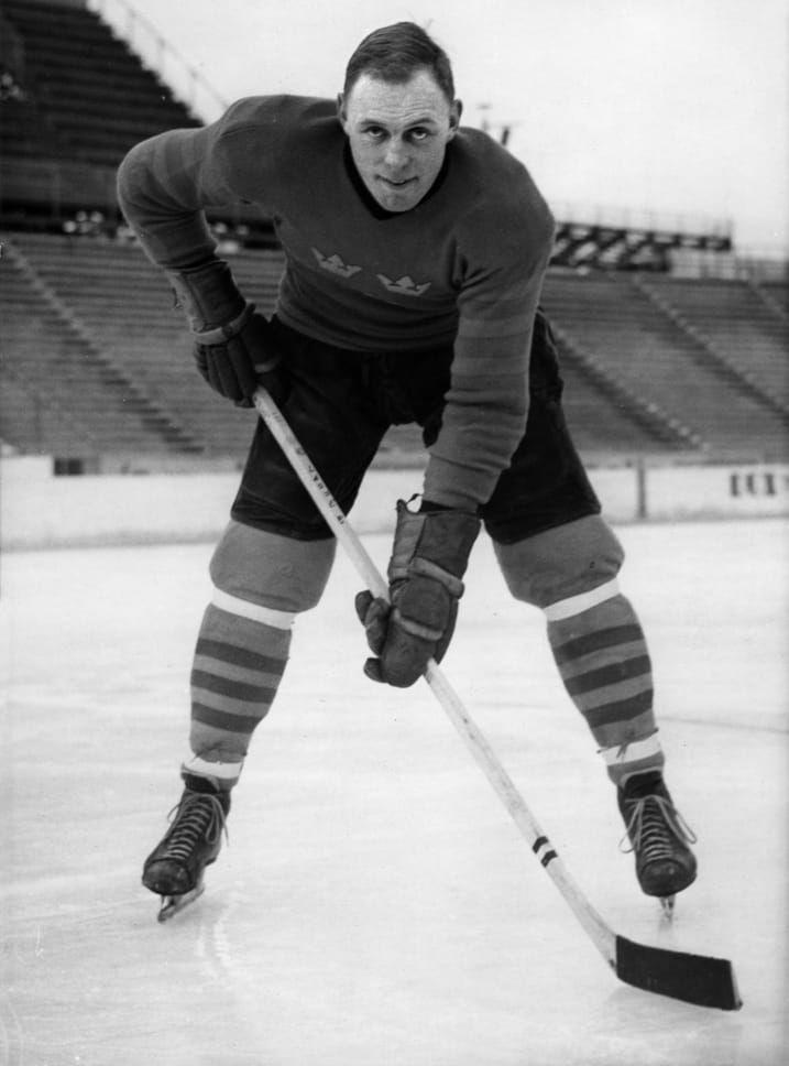 Vi avslutar med en morfar. Lasse Björn är en riktigt legendar inom svensk ishockey med nio SM-guld och ett antal medaljer från VM och OS. Känd för sina tuffa tacklingar. Foto: TT