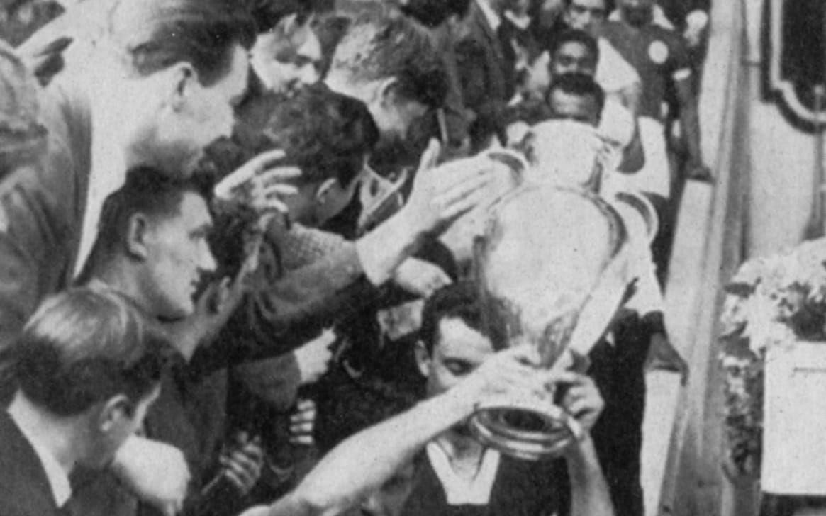 Cesare Maldini (som lyfter Europacupen, 1963, på bilden) är en legend inom italiensk fotboll som gjorde över 300 matcher för Milan och som även var en framgångsrik tränare efter spelarkarriären. Maldini den äldre avled i april i år. Foto: Bildbyrån