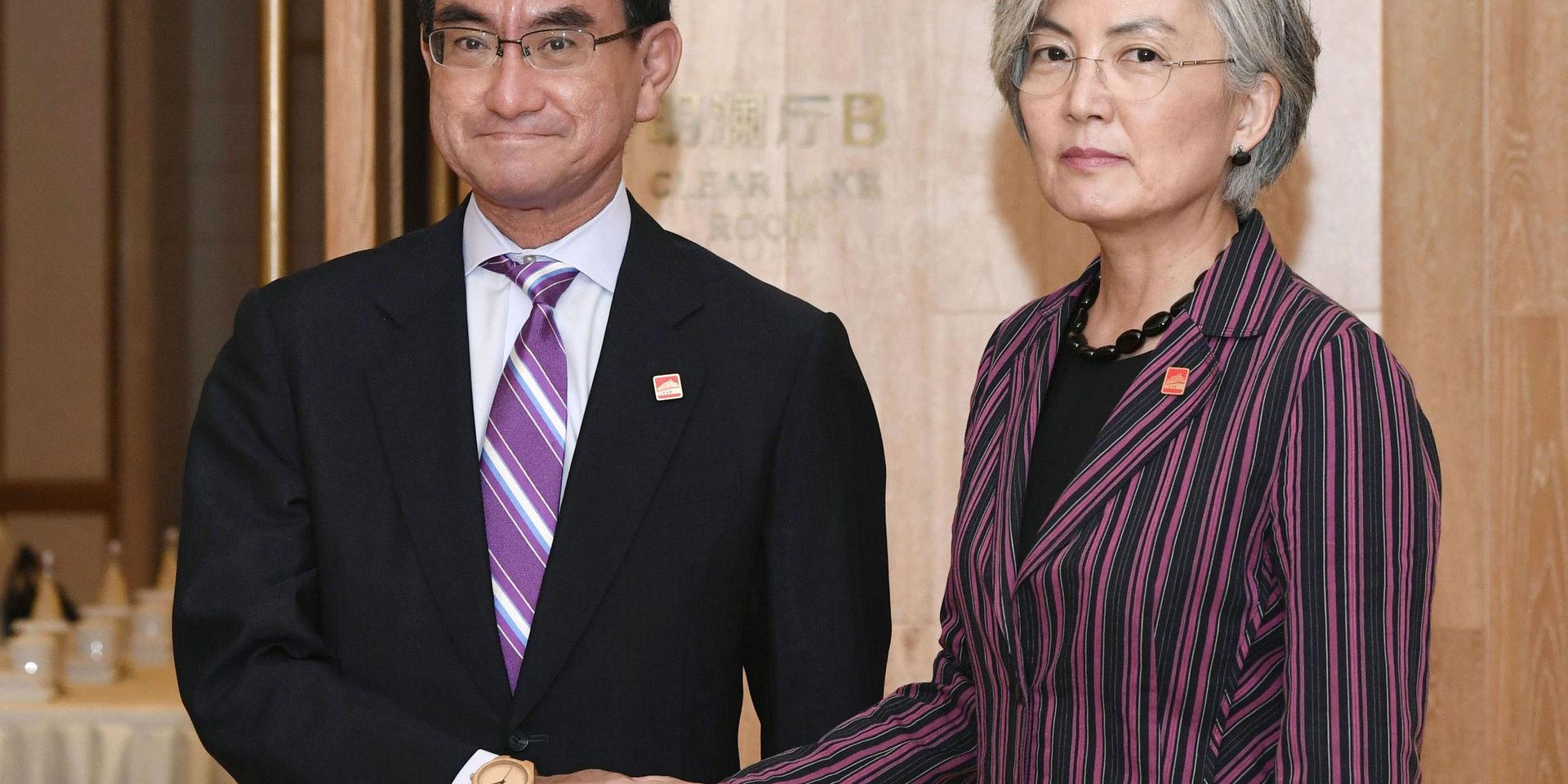 Japans utrikesminister Taro Kono träffade Sydkoreas dito Kang Kyung-Wha i Peking på onsdagen.