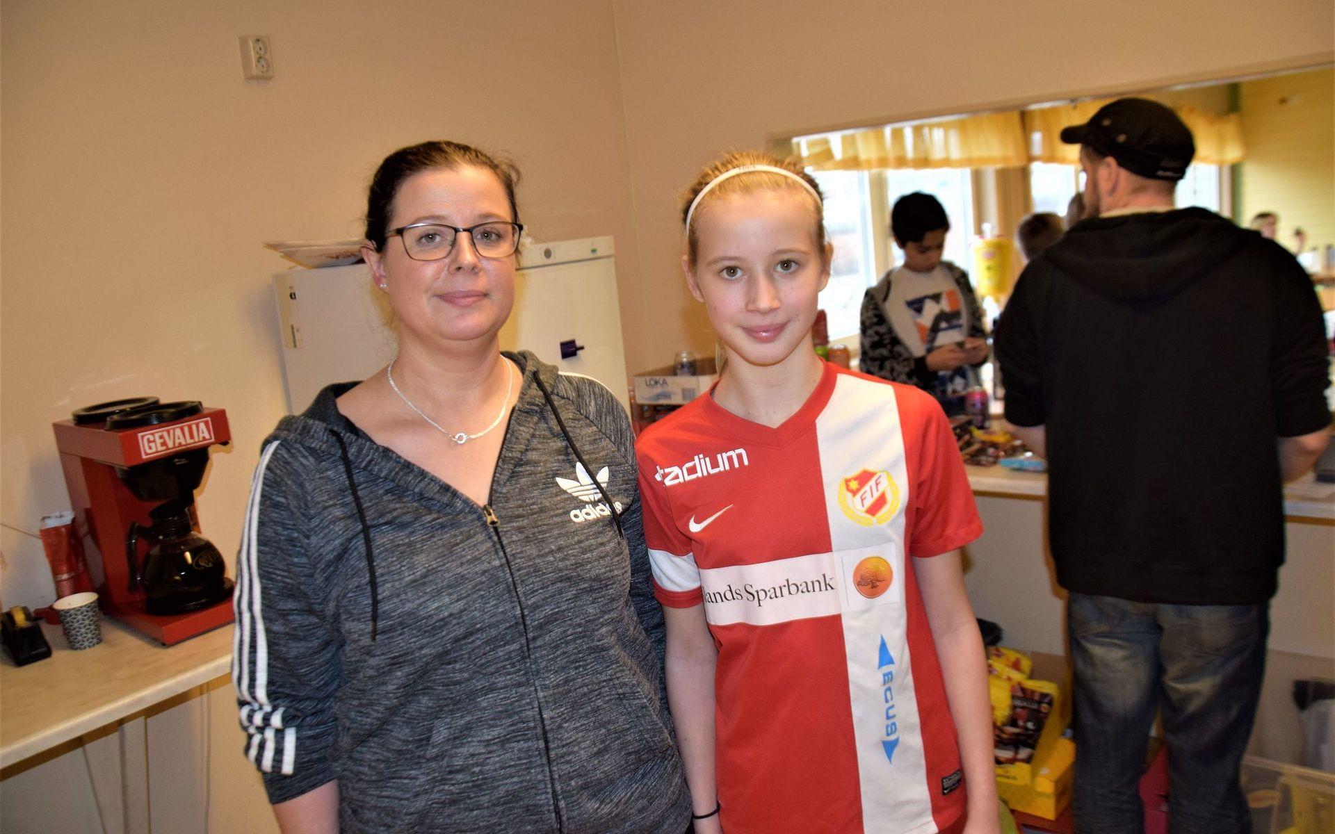 Cissi Pettersson kan ingenting om fotboll, säger hon, men står gärna i kiosken medan dottern Isabell sköter jobbet på planen.