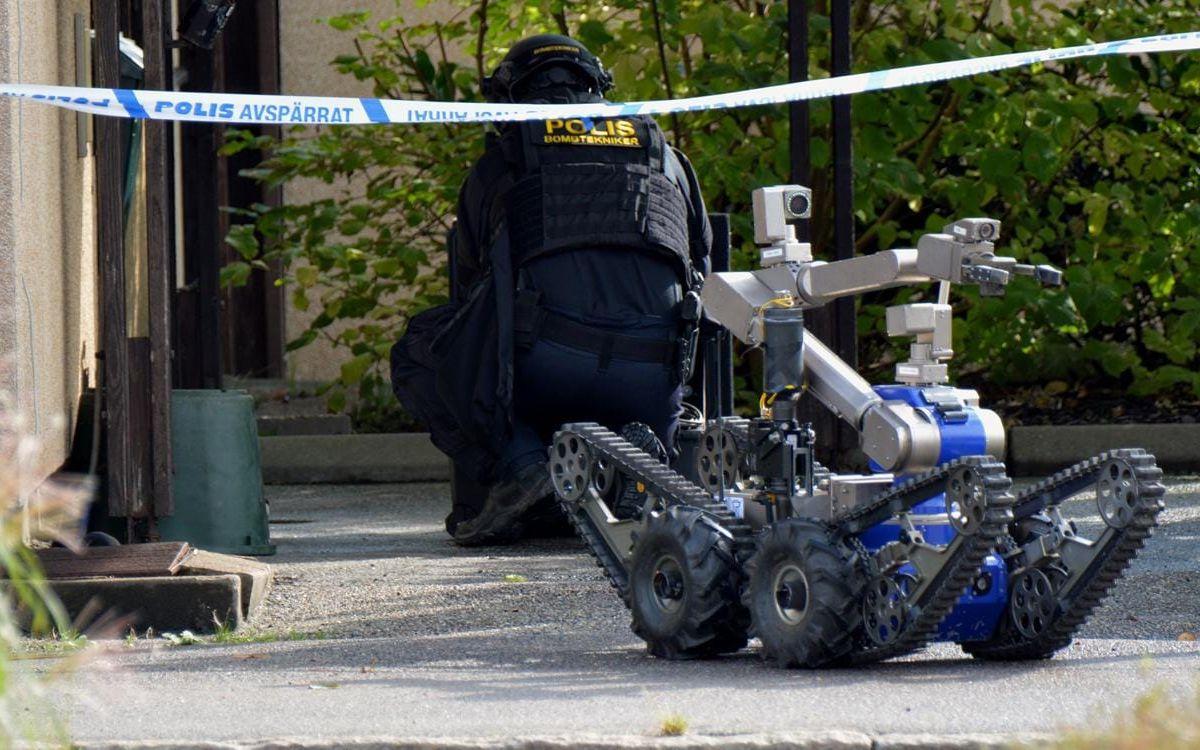 Polisens bombgrupp fanns under måndagen på plats och undersökte det misstäntka föremålet med hjälp av en bombrobot. FOTO: Mikael Berglund/NyheterSTO