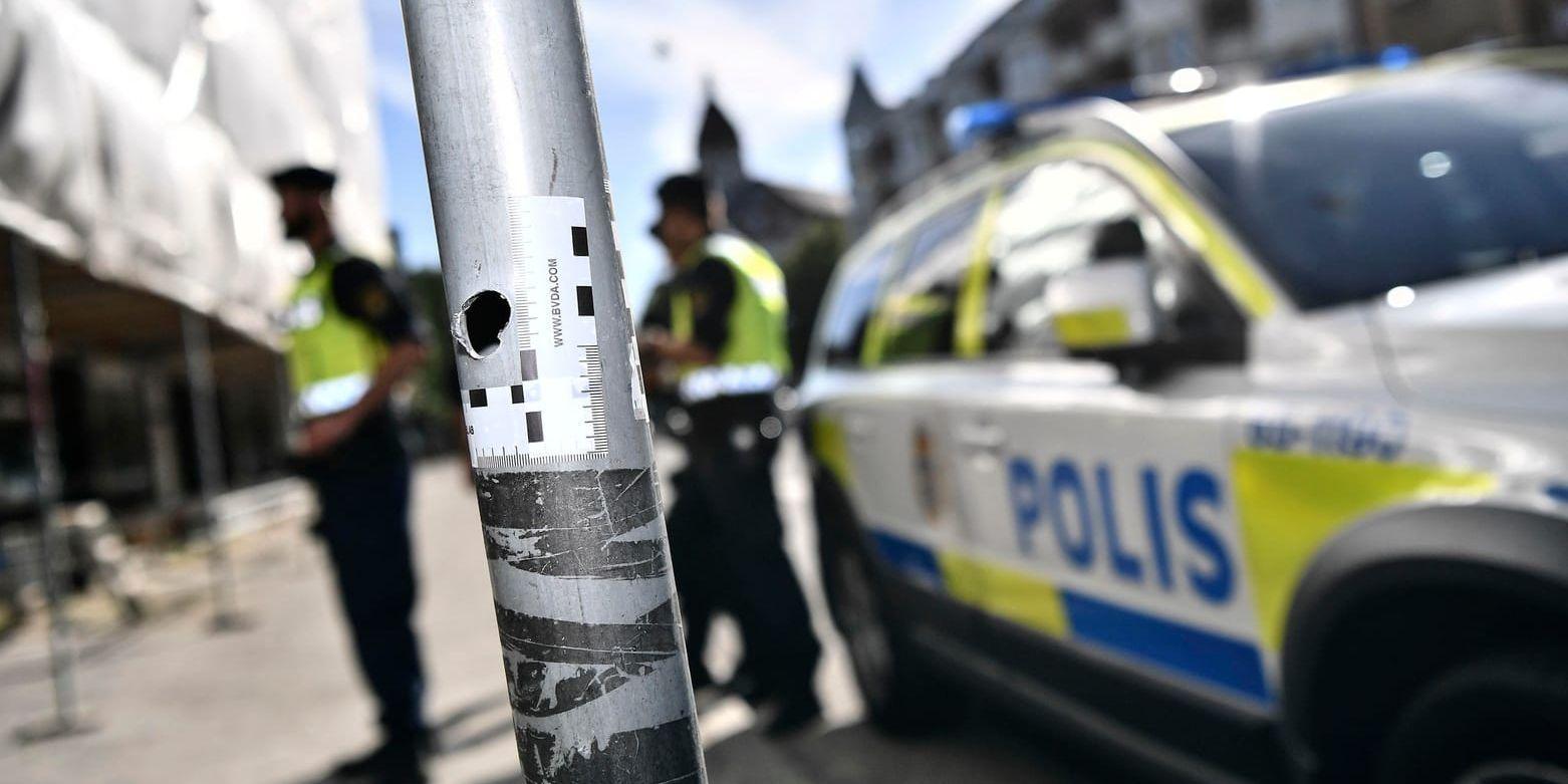 Skotthål i en stolpe i centrala Malmö efter en skjutning förra sommaren. Tre personer dödades i samband med den skottlossningen. Arkivbild