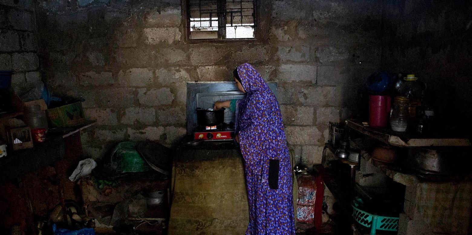 En kvinna lagar mat i ett fattigt slumområde i utkanten av Khan Younis i södra Gazaremsan. Arkivbild.