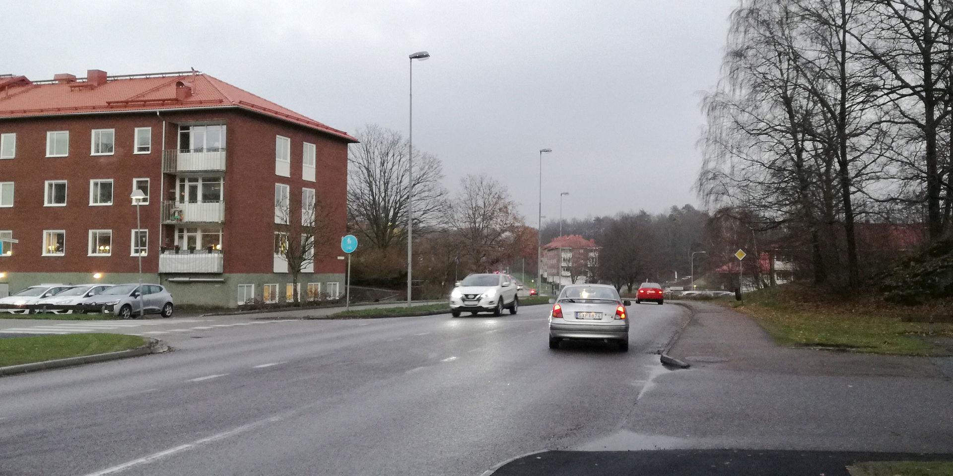 Västanvindsvägen övergångsstället vid Skogslyckans centrum  Uddevalla trafikljus trafik