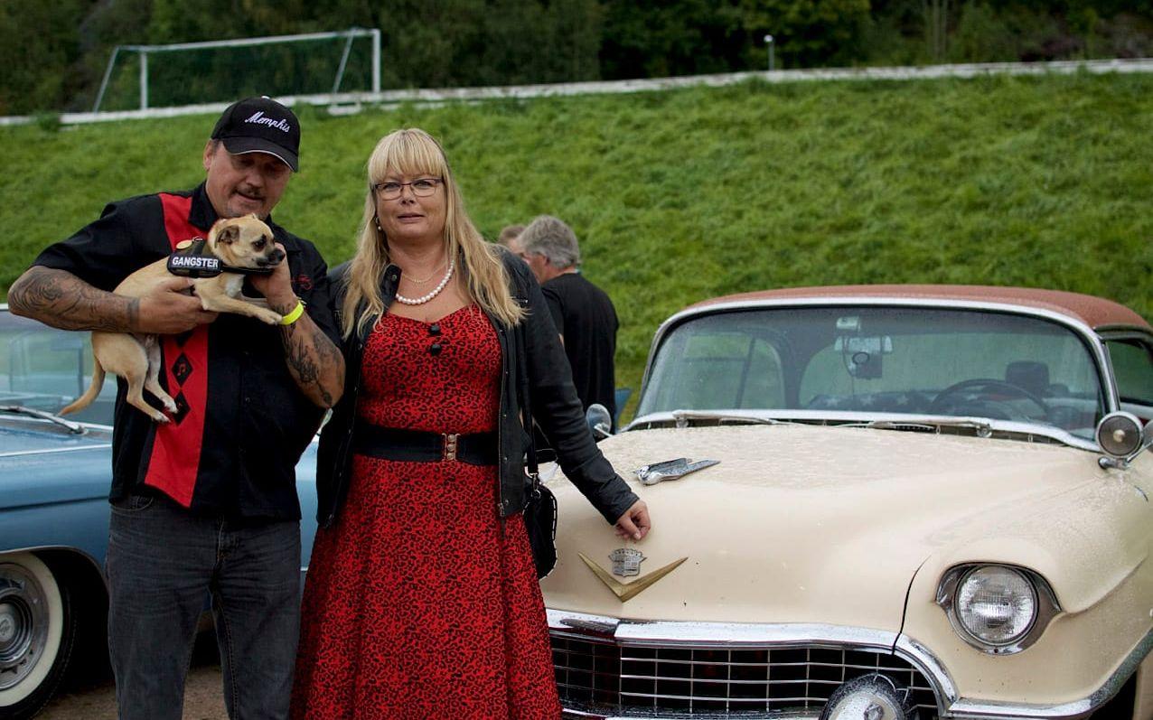Kent och Else-Britt Sjögren med hunden Rocky framför sin "Big Queen" – en Cadillac Coupe de Ville 55.