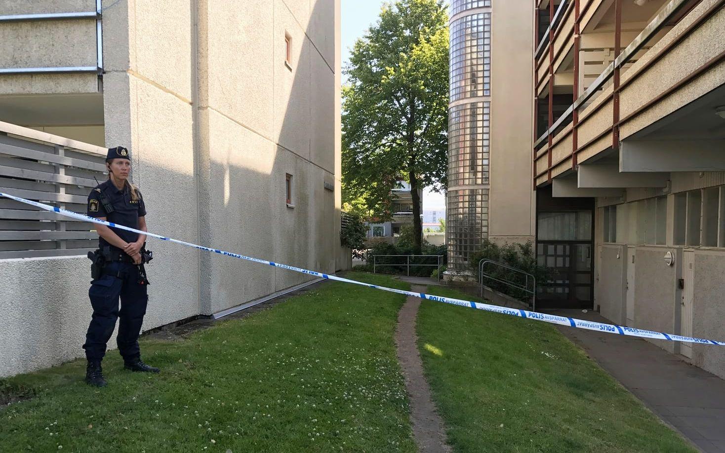 En kvinna och tre små barn har omkommit i samband med en brand i en lägenhet i Gårdsten i Göteborg. Polisen misstänker att alla fyra utsatts för brott innan branden. En man i 50-årsåldern är anhållen, skäligen misstänkt för mord. Bild: Adam Ihse
