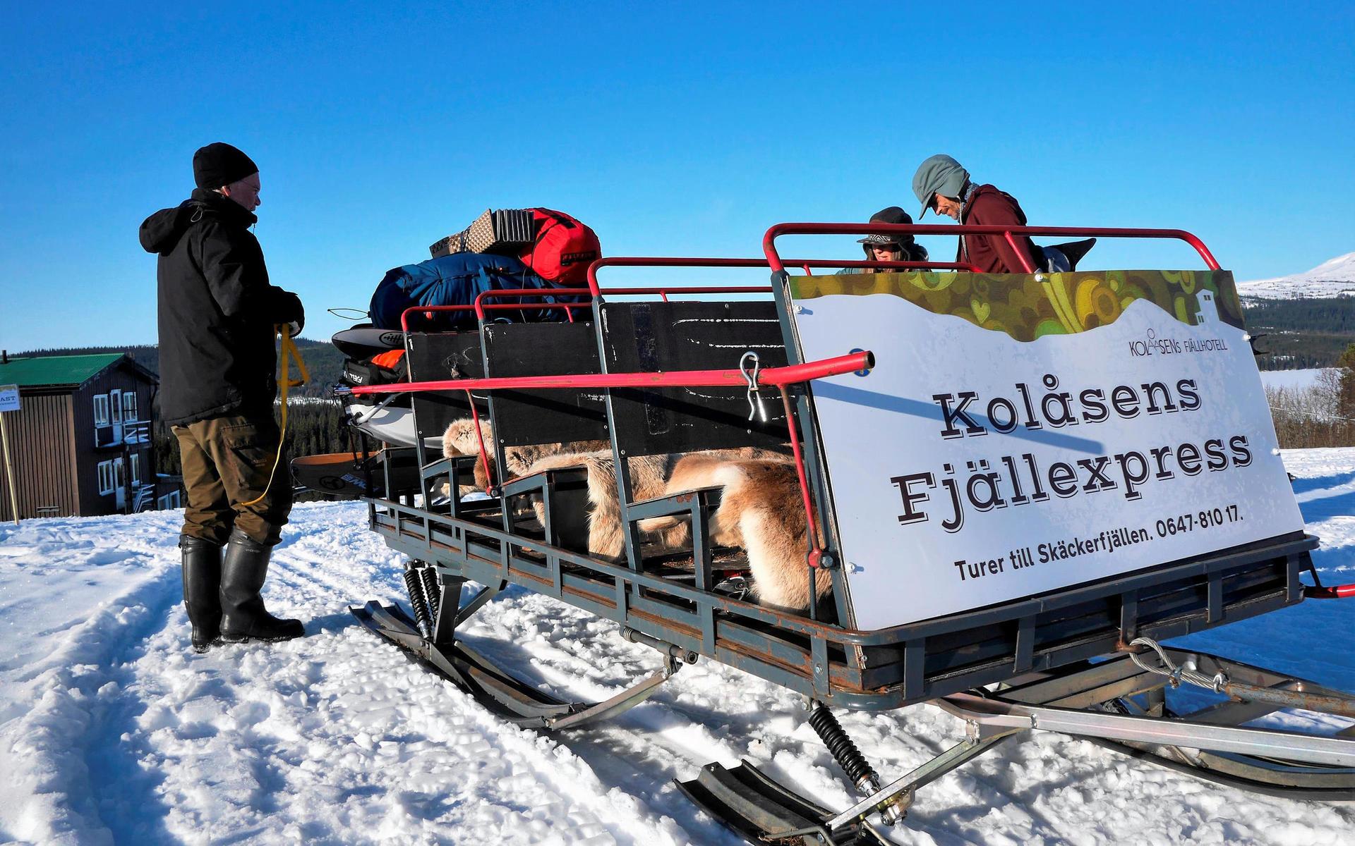 Kollektivtransport på snö. Micke och Anna Blyckert, som driver Kolåsens fjällpensionat, försöker styra verksamheten mot mer skidor och mindre skoter. Ett sätt är att erbjuda kollektiv skotertransport för skidåkarna in till Skäckerfjällens naturreservat